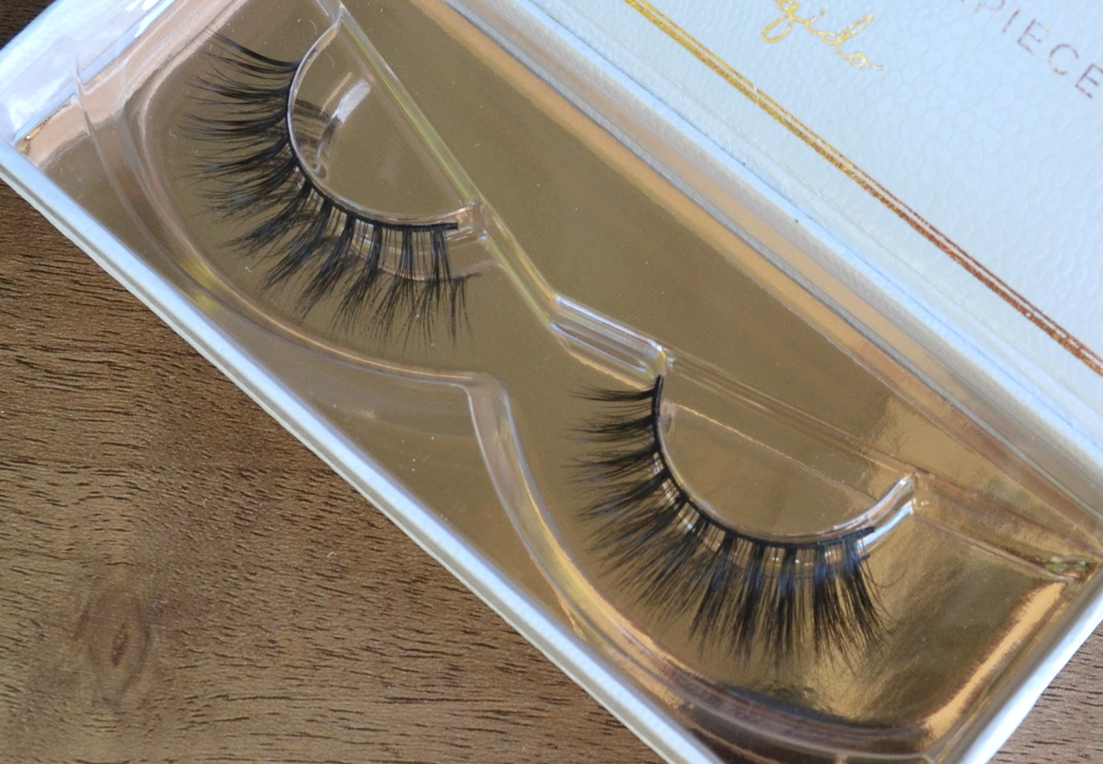 MAKEUP ESQIDO Miss Dolly Lashes and LatexFree Companion Eyelash Glue