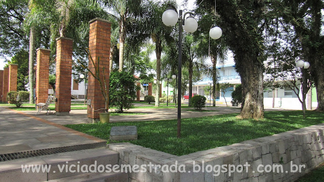 Um destino turístico completo: Cotiporã - RS Praça Central de Cotiporã
