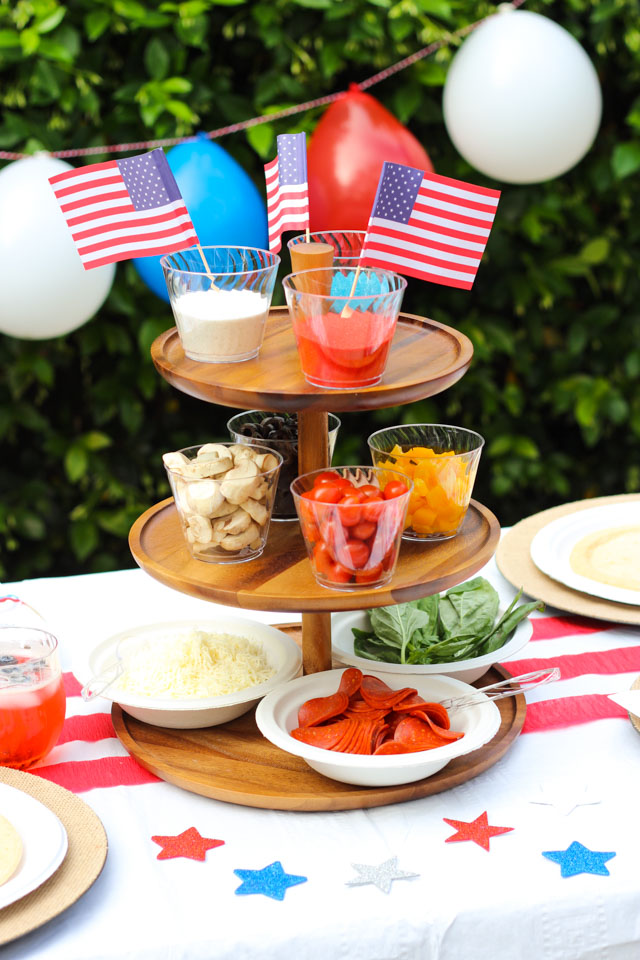 Host a backyard grilled pizza party this memorial day! #memorialdaybbq #backyardparty #pizzaparty #fourthofjulyparty Host a backyard grilled pizza party this memorial day! #memorialdaybbq #backyardparty #pizzaparty #fourthofjulyparty