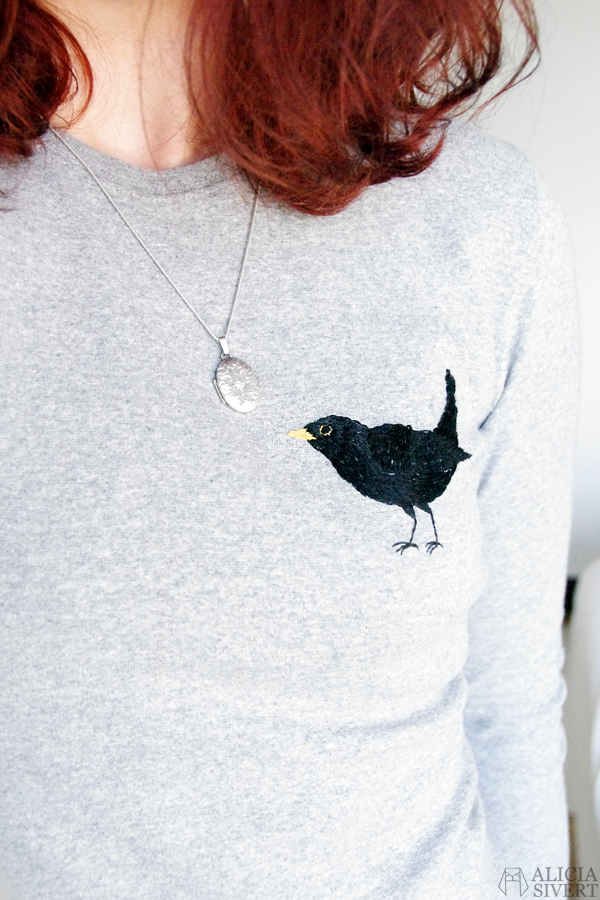Blackbird sweater, free hand embroidery by Alicia Sivertsson. aliciasivert alicia sivertsson sivert broderi fritt frihandsbroderi konstsöm konstsömnad sömnad sy skapa skapande kreativitet creativity create make maker free hand embroidery needlework hoop art textile art fabric fiber art fågel bird koltrast nationalfågel blackbird black bird tröja sweater shirt grå grey gray