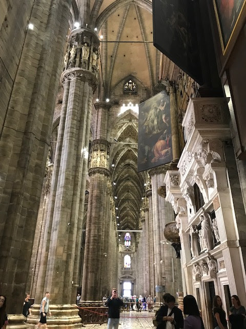 イタリア・ミラノのドゥオーモ内部は天井が高い イタリア・ミラノのドゥオーモ内部は天井が高い