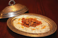 Eski işlemeli gümüş renkli ve kapaklı bir tabaktaki hünkar beğendi yemeği