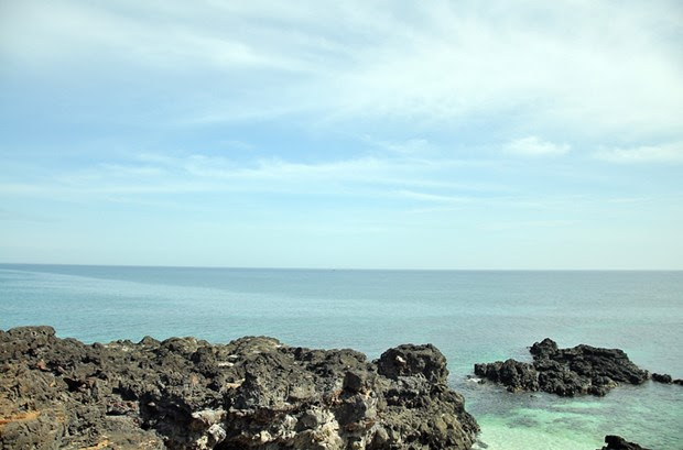 Cảnh biển yên bình ở đảo bé, nơi có những bãi đá tuyệt đẹp - hình 1