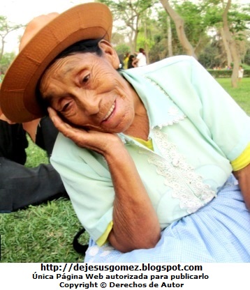 Mujer anciana Foto de anciana coqueta posando para la cámara. Foto de mujer anciana de Jesus Gómez