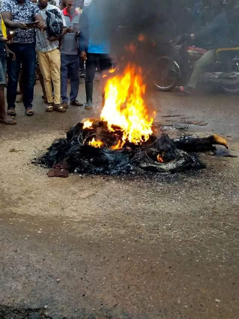 Graphic Photos: Irate youths set ablaze motorcycle thief in Cross River State