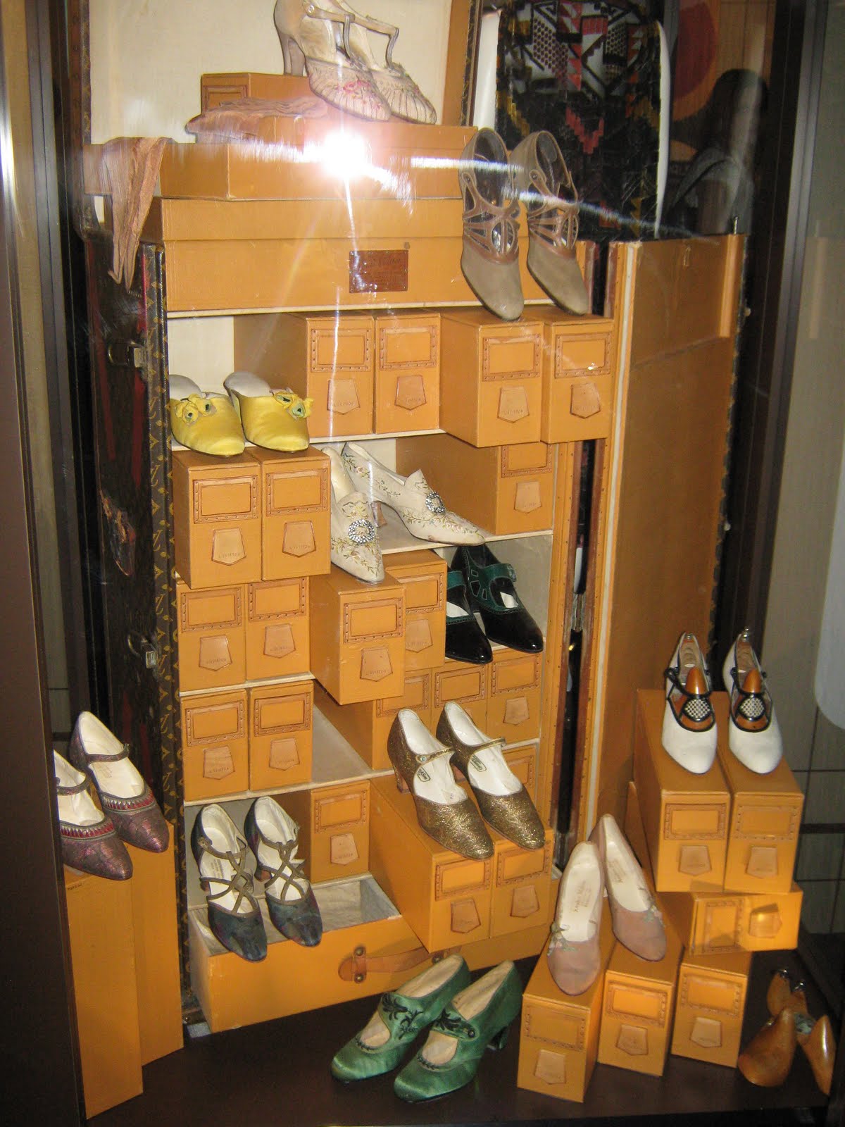 A Step Into the Bata Shoe Museum: April 2011
