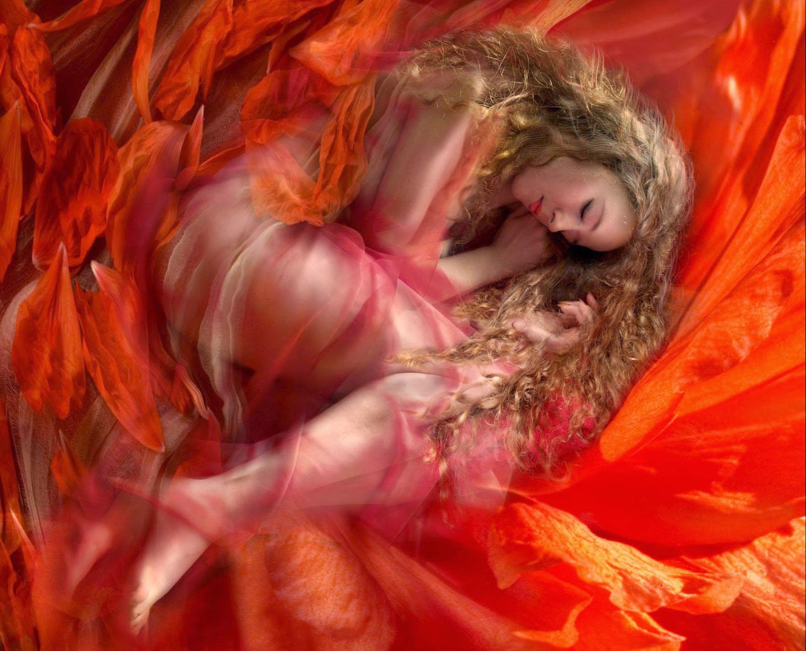 девушка в алом платье. к чему снится девушка в красном платье. присниться себе в красном платье. красное платье во сне. сонник платье.