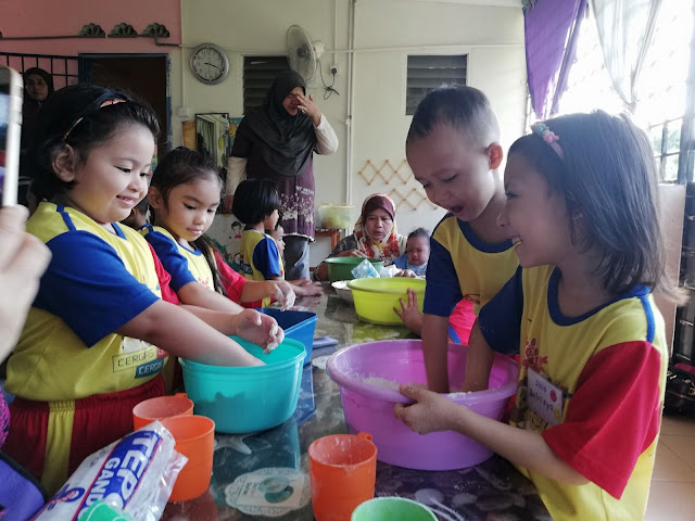 BUAT DOH : AKTIVITI IBU BAPA DAN ANAK-ANAK DI SEKOLAH KEMAS - KEMAS ini, mummy suka sebab ianya TADIKA berkaitan kemasyarakatan. Setiap 3 bulan ada aktiviti dengan mak bapak, mak bapak kena datang sekolah buat aktiviti bersama-sama anak. Walau Dhia dah pernah bersekolah di sini tahun lepas, tapi sistem pembelajarannya setiap tahun tak sama. Tak ada sindrom bosan buat aktiviti dan benda yang sama macam tahun lepas. Ada yang cakap, alaaaaa TABIKA KEMAS ini sekolah main dan makan je ! Nanti anak tak pandai mana. Ehemmmmm. Dhia tu, tahun lepas 5 tahun ye..dah boleh membaca dah pun. Abes wasap mummy dok baca sekuat hati (apooooo ! ) BUAT DOH : AKTIVITI IBU BAPA DAN ANAK-ANAK DI SEKOLAH KEMAS - KEMAS ini, mummy suka sebab ianya TADIKA berkaitan kemasyarakatan. Setiap 3 bulan ada aktiviti dengan mak bapak, mak bapak kena datang sekolah buat aktiviti bersama-sama anak. Walau Dhia dah pernah bersekolah di sini tahun lepas, tapi sistem pembelajarannya setiap tahun tak sama. Tak ada sindrom bosan buat aktiviti dan benda yang sama macam tahun lepas. Ada yang cakap, alaaaaa TABIKA KEMAS ini sekolah main dan makan je ! Nanti anak tak pandai mana. Ehemmmmm. Dhia tu, tahun lepas 5 tahun ye..dah boleh membaca dah pun. Abes wasap mummy dok baca sekuat hati (apooooo ! )