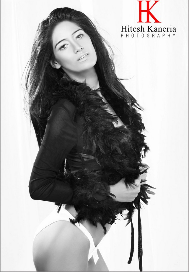 Poonam Pandey Sexy Bikini Photoshoot Pics - HOT