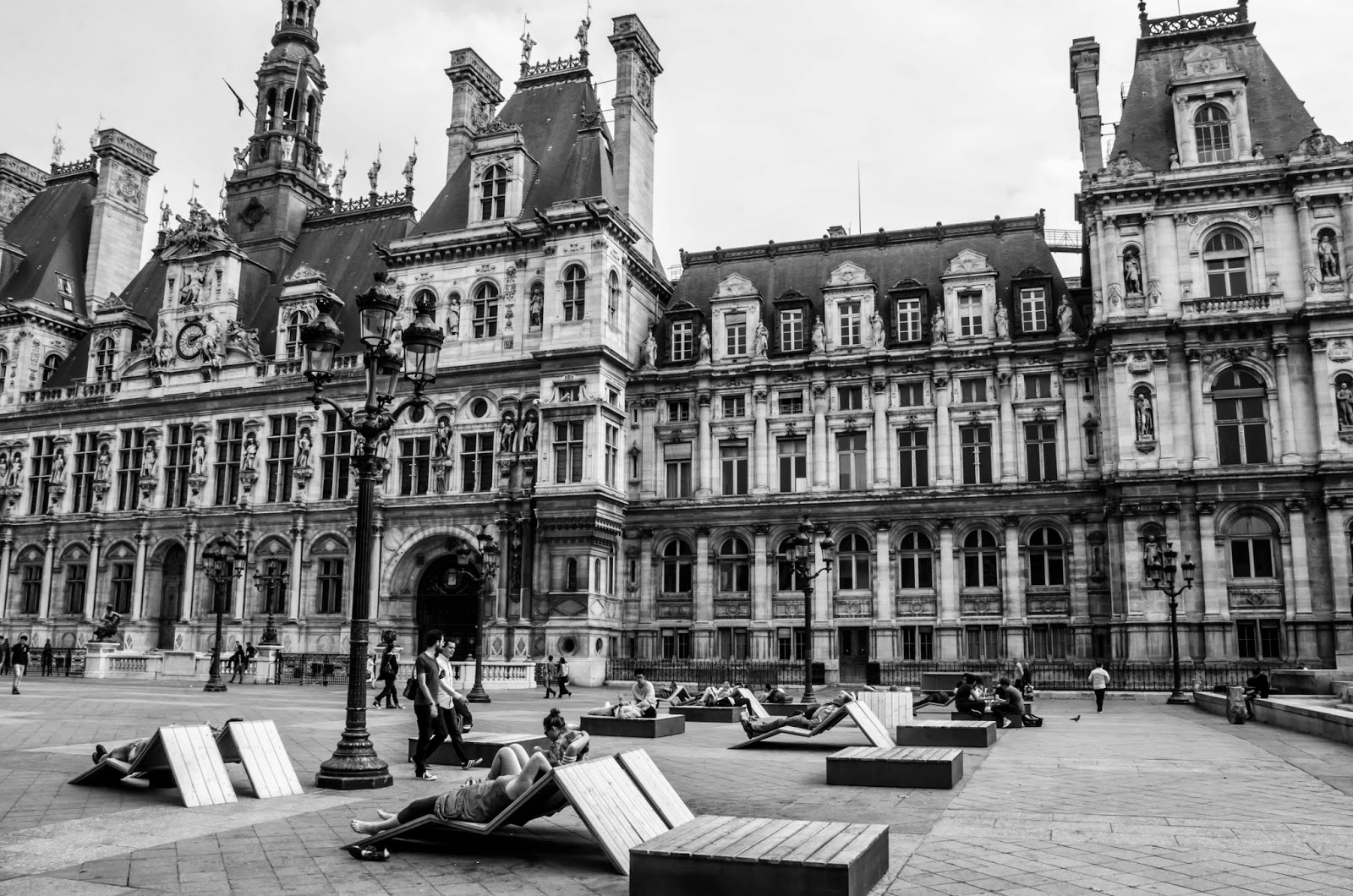 AMOR, codinome Paris! Chega de guerras, queremos a Paz!!! Pessoas deitadas em espreguiçadeiras em Paris