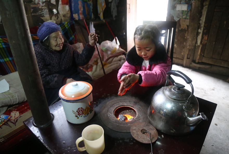 5-year-old girl takes sole care of grandma China 5-year-old girl takes sole care of grandma China