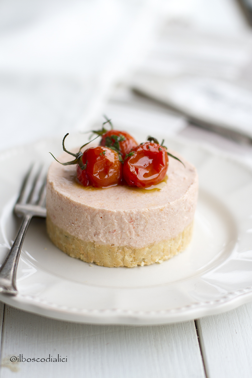 cheesecake salata di pappa al pomodoro con pomodori confit e olio al basilico