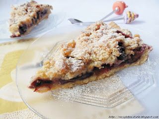 Tarta cu prune, visine si crumble