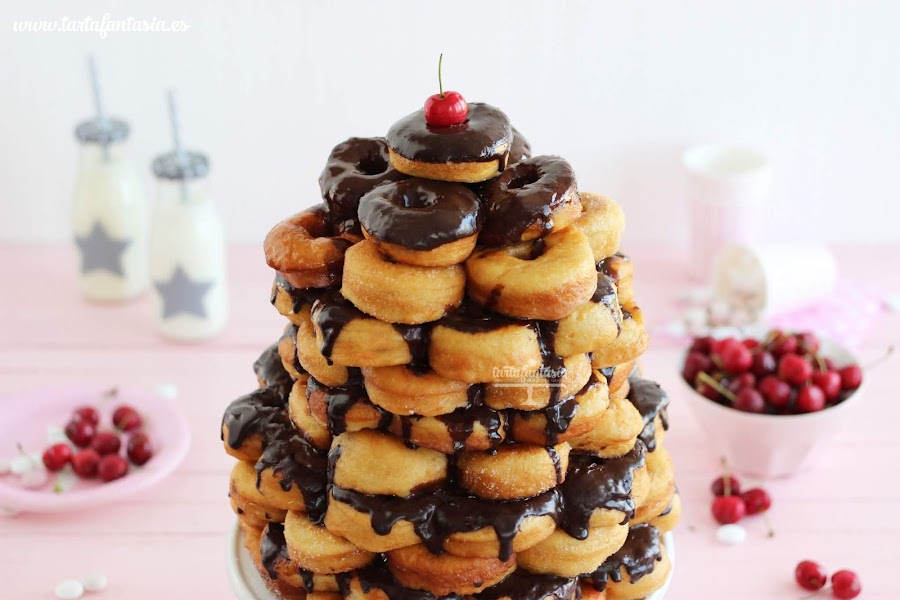 como hacer una tarta de donuts