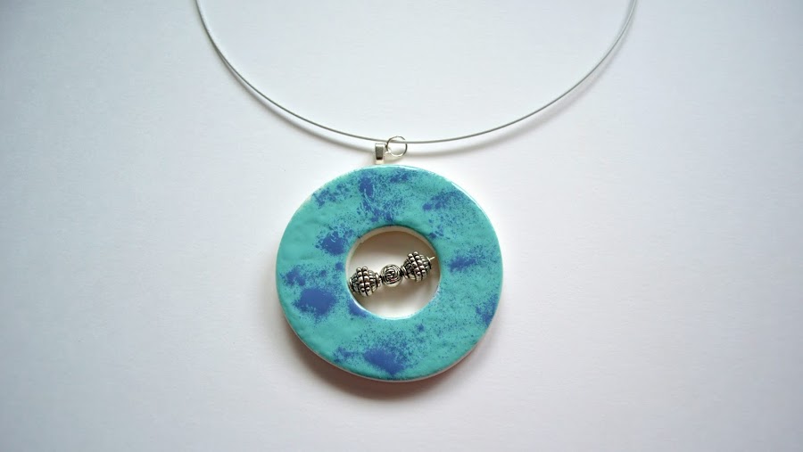 colgante arcilla polimérica y esmalte 