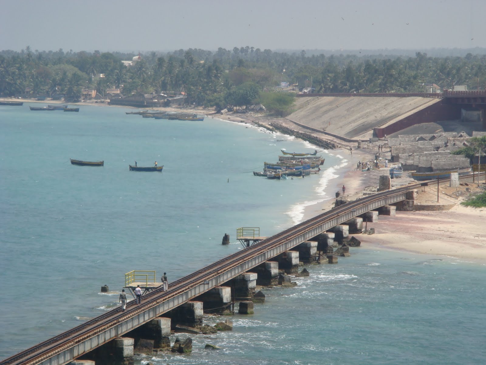 Мост адама шри ланка. Адамов мост Шри Ланка. Рамешварам мост. Мост между Индией и Шри-Ланкой. Мост Памбан Индия.