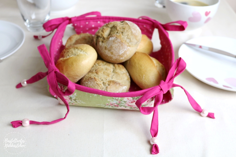 DIY Schleifenkörbchen Mathilda von The Crafting Café genäht von Basteltantes Nähkästchen selbst genähtes Schleifenkörbchen Mathilda von The Crafting Café als Brötchenkorb für den Frühstückstisch