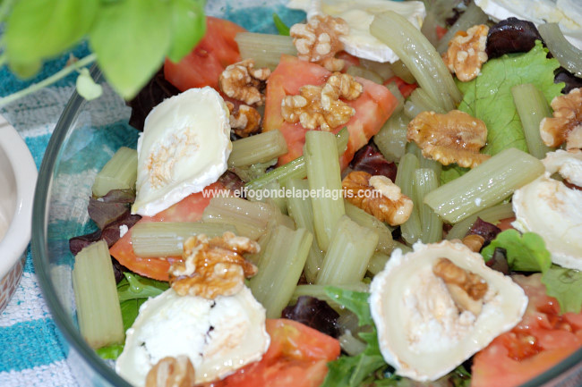 Ensalada de pencas de acelgas con queso de cabra Ensalada de pencas de acelgas con queso de cabra