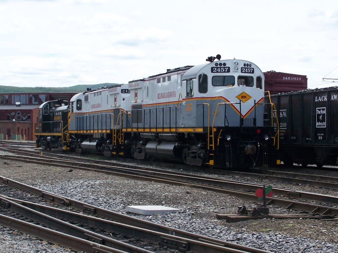 DL 2457 along with DL 2423 have recently received a new paint scheme.