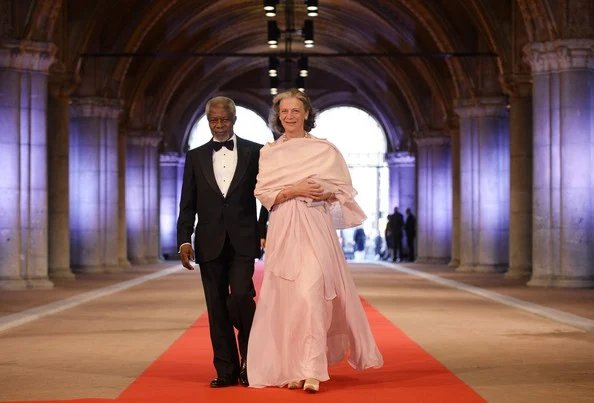 Queen Beatrix hosts her final dinner as Queen for members of the royal family 