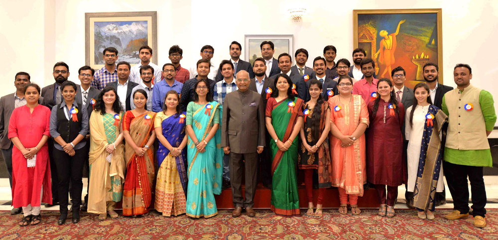 The President, Shri Ram Nath Kovind with the recipients of the Gandhian Young Technological Innovation Awards