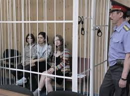 Yekaterina, Nadezhda e Maria Alyokhina na gaiola