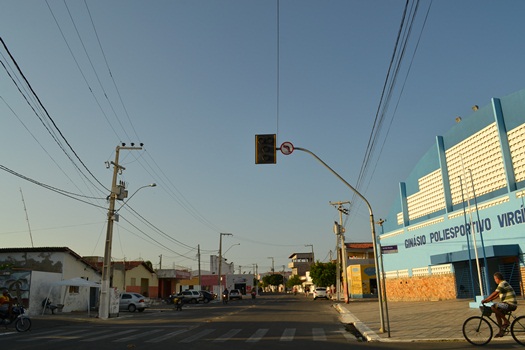 SEMÁFORO APAGADOS EM FRENTE AO GINÁSIO VIRGÍLIO BARBOSA