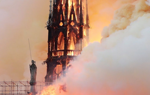 Penampakan kebakaran di Katedral Notre-Dame Paris