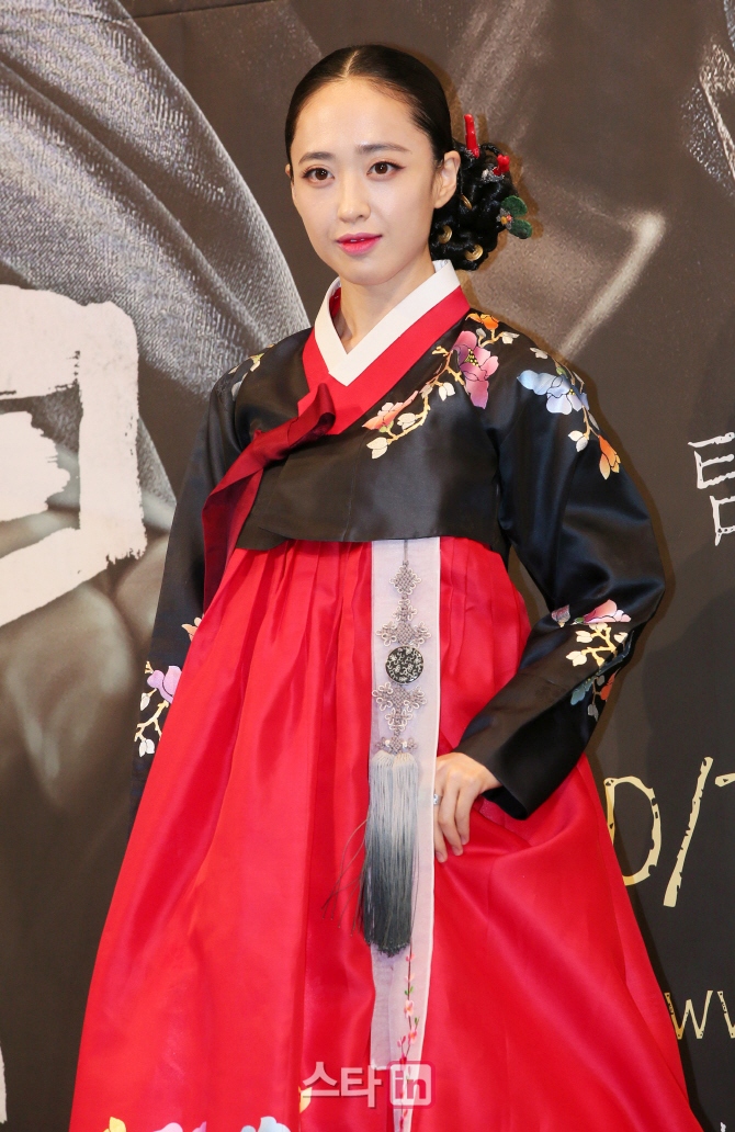 오늘자 동양화 찢고나온 김민정 한복자태 | 인스티즈