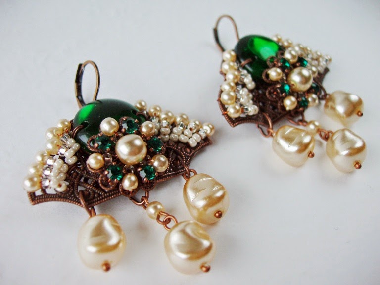 Chandelier earrings Long emerald green and pearl Estonian designer jewelry ビジュー bijoux ohrringe
