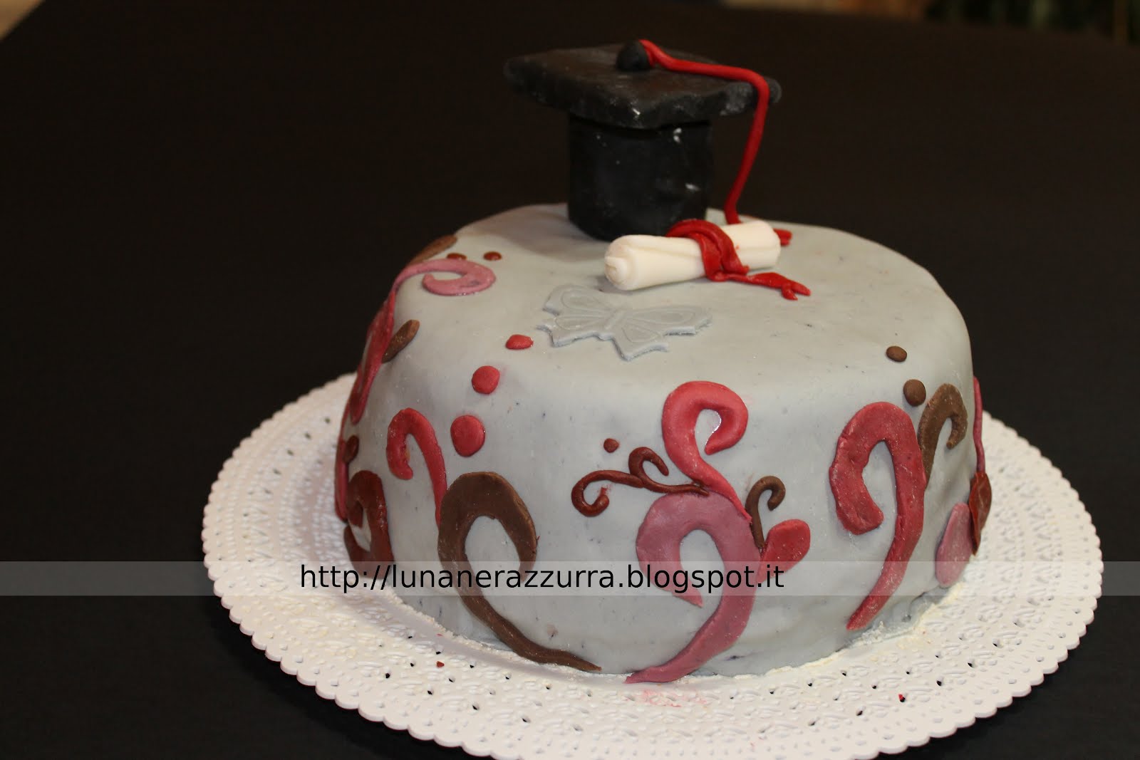 I Pasticci Di Luna Ricetta Per Realizzare Una Torta Senza Glutine Decorata In Pasta Di Zucchero Con Tema Laurea