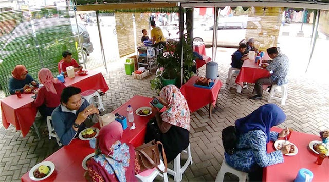 Barabai ibukota Kabupaten Hulu Sungai Tengah tak hanya dikenal dengan budayanya. Daerah ini juga dikenal memiliki ciri khas kuliner, salah satunya Apam Barabai. Tak heran, banyak tempat makan enak juga di daerah ini. Berikut daftarnya.