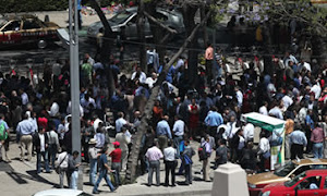 Se desploma un puente peatonal por el sismo en México