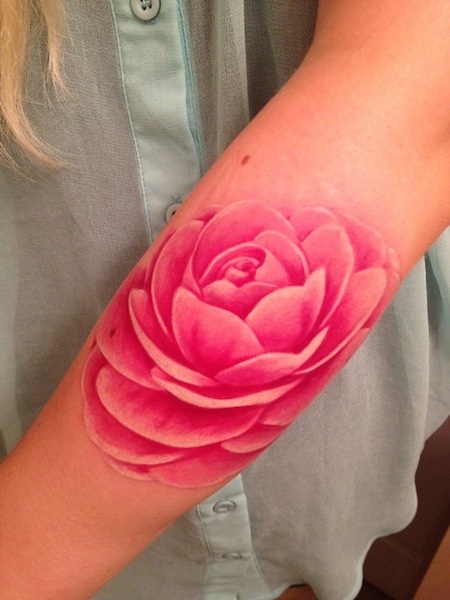 Piękny kolorowy tatuaż kwiatowy