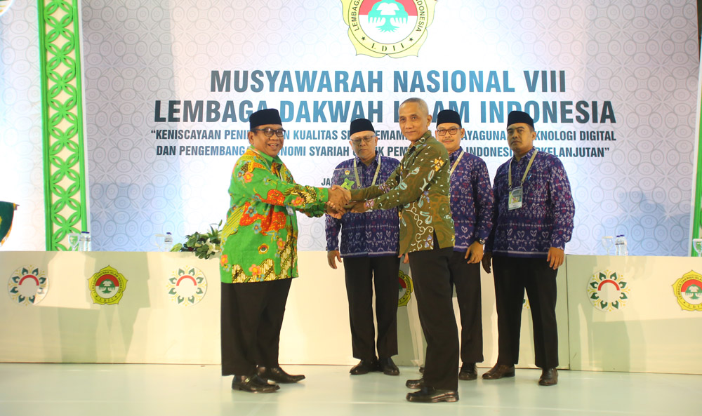 Ketua Umum LDII Abdullah Syam memberikan cinderamata pada perwakilan Kominfo RI dalam Munas VIII LDII di Balai Kartini, Jakarta, Selasa (8/11/2016). Foto: LINES