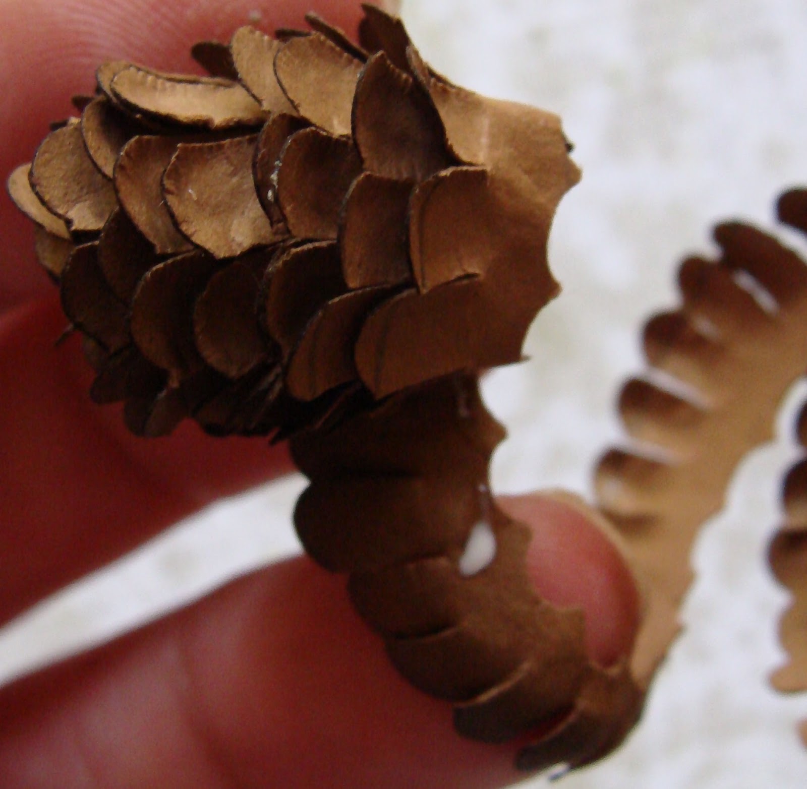 A STROLL DOWN MEMORY LANE: Pine Cones Tutorial
