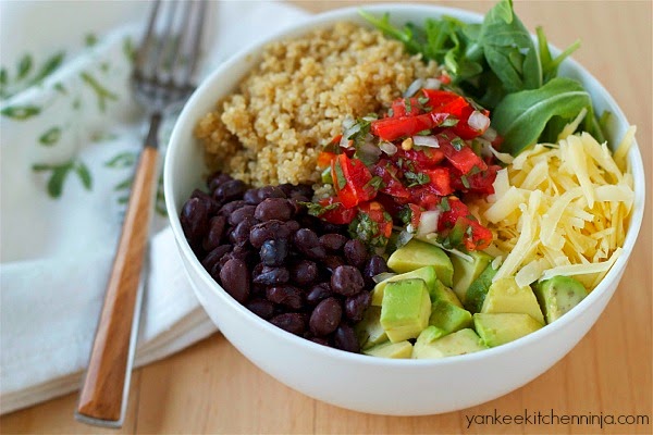 Quinoa bowl with black beans and avocado: dinner in 15 minutes!