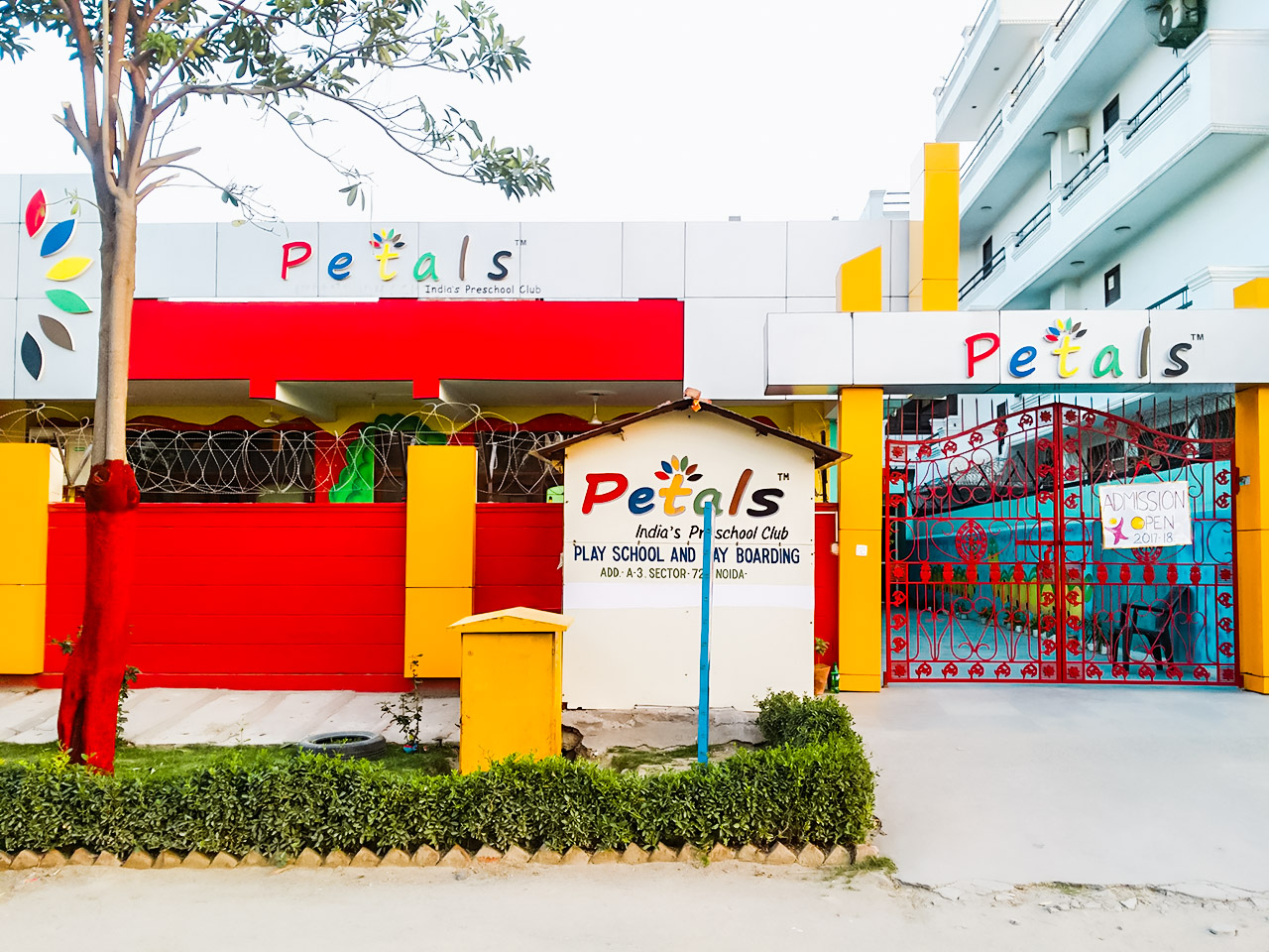 High quality environment of petals play school8860038814