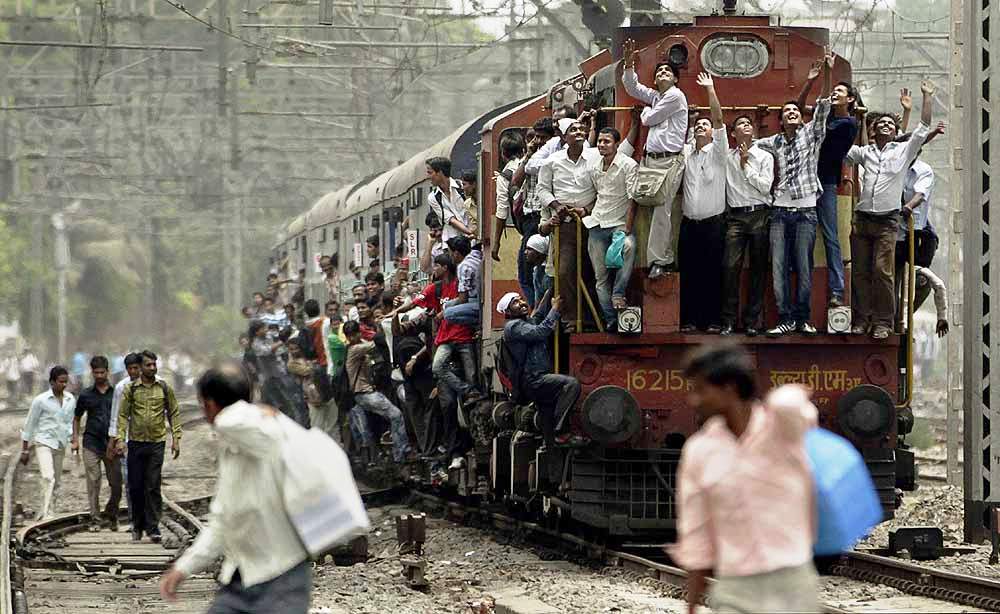 Мумбаи сити индия он трек. Поезда Индии в Мумбаи. Индийский электропоезд Мумбай. Электрички Мумбай. Поезд с пассажирами в Индии.
