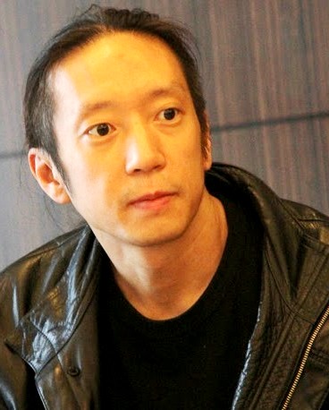John Myung Foto de John Myung con el cabello amarrado