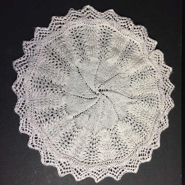 Finely knitted table cloth