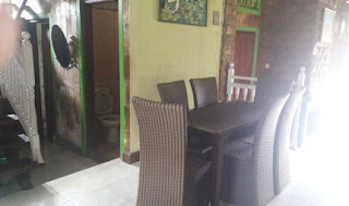 Meja Makan Lantai 1 Meja makan di lantai 1