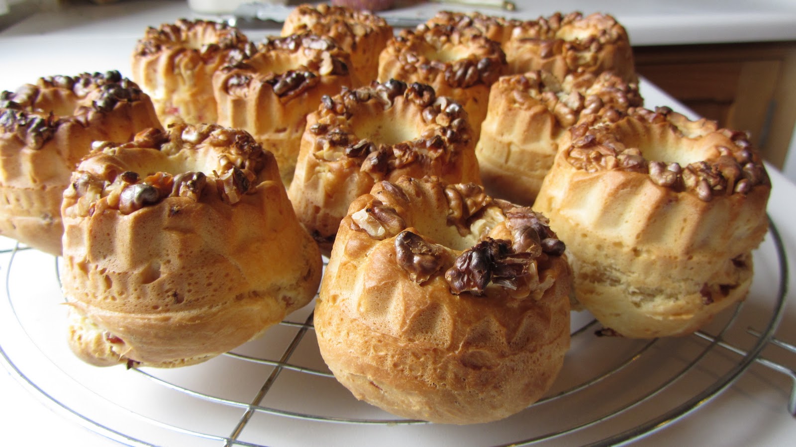 A table ! Kougelhopf salé aux lardons et aux noix.