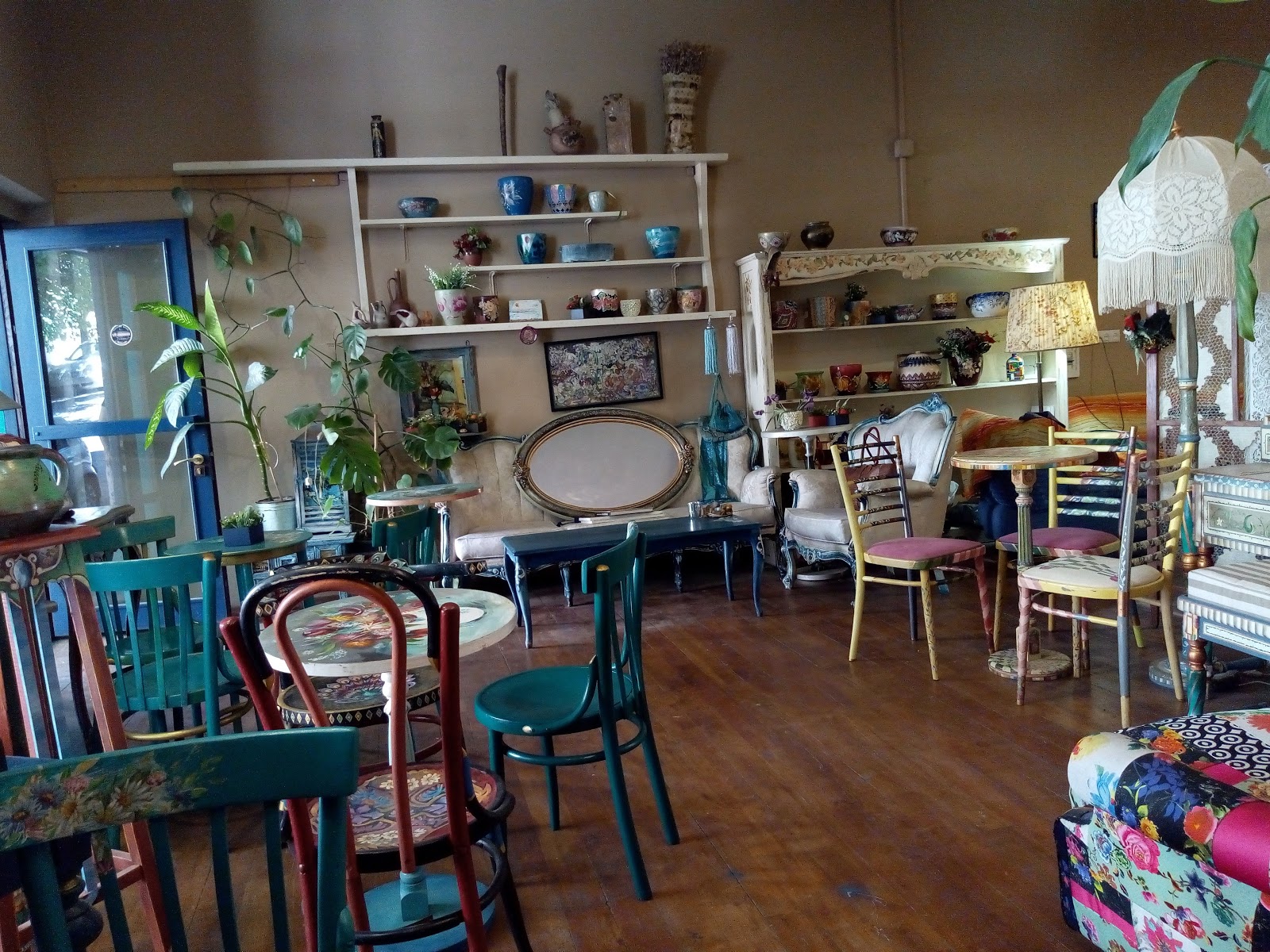 [ジョージア] ジョージア・アートと家具の融合ーHandmade ART Studio ProvenceAlien's view 異邦人