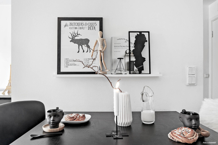 lägenhet i Varberg, varberg, varbergs, stad, lägenheter, hemnet, inredning, tvåa, göteborgsvägen, styling, ljust, vitt, annelie palmqvist, lampa, lampor, kök, grytunderlägg, underlägg, city trivet, city trivets, sverige, sverigeunderlägg, vako, vas, mäklarhuset, mäklare, ansikte mugg, muggar, ljusstake, ljusstakar, poster, posters,