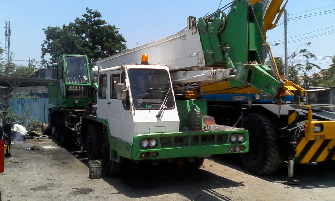 Wheel Loader Baru Rental Mobil Crane dan Rafter Crane di Surabaya