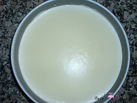 Añadiendo la crema de queso en el molde