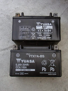 今のバッテリーはCCA値105Aが書かれているんですね 台湾ユアサTAIWAN YUASA YTX7A-BSバッテリー。新旧バッテリーのケースサイズは当たり前のように同じだが、印刷に多少違いがありますCCA値105Aの印刷あります。