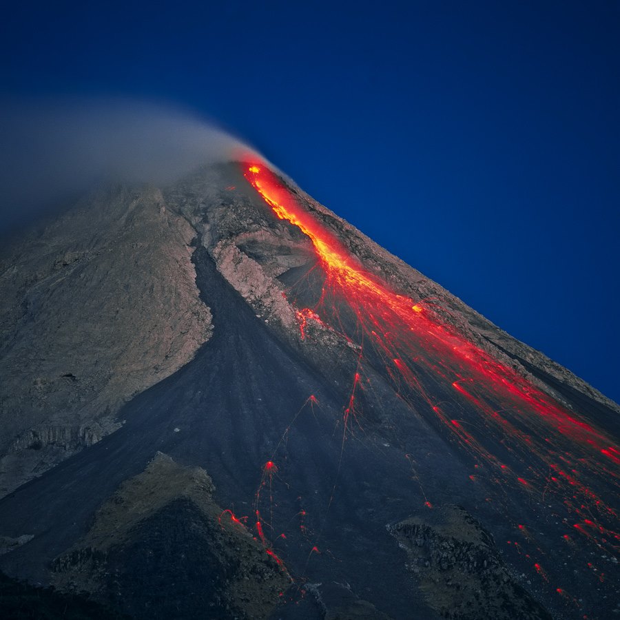 Сколько действующих вулканов было на планете маленького. Вулкан Мерапи. Мерапи Индонезия. Вулкан Мерапи (Центральная Ява, Индонезия). Вулкан Мерапи извержение.