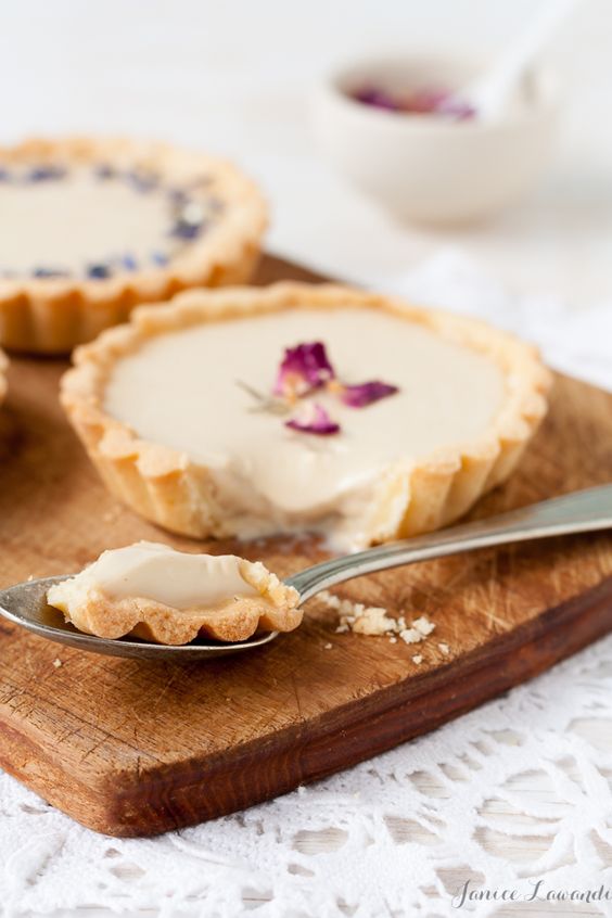 These little Earl Grey panna cotta tarts are decorated with dried rose petals and dried cornflowers, served with honeycomb. The Earl Grey panna cotta is infused with loose-leaf Earl Grey tea